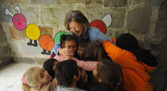 Alumnos se despiden de una profesora en una escuela unitaria de Vilagarcía. |  Iñaki Abella