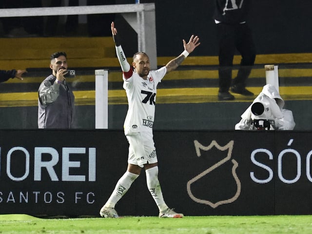 Neymar le reclama al árbitro que la pelota entró al arco. Foto REUTERS/Thiago Bernardes