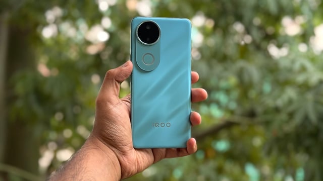 iQOO Z10R 5G in the Aquamarine colourway.