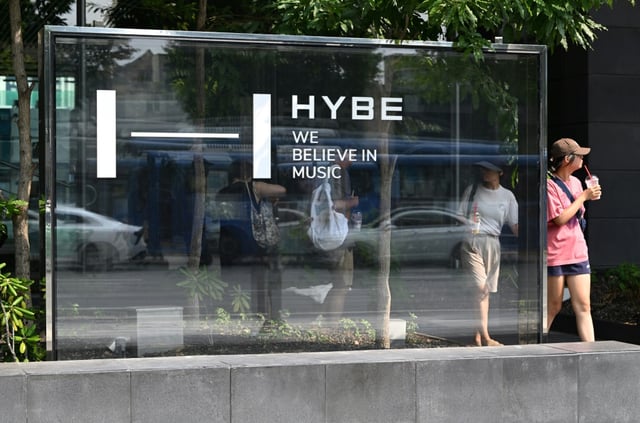 L'entrée du siège de HYBE, l'agence du célèbre groupe de K-pop BTS, le 24 juillet 2025 à Séoul, en Corée du Sud