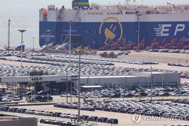 This photo taken July 24, 2025, shows completed vehicles lined up for export at a port in Pyeongtaek, some 70 kilometers southwest of Seoul. (Yonhap)