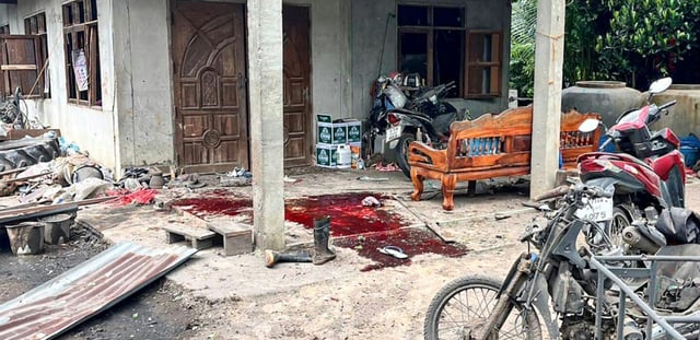Une image publiée jeudi par l'armée thaïlandaise montre une mare de sang devant une maison du district frontalier de Kap Choeng, attaquée selon Bangkok par des roquettes provenant du Cambodge, le 24 juillet 2025