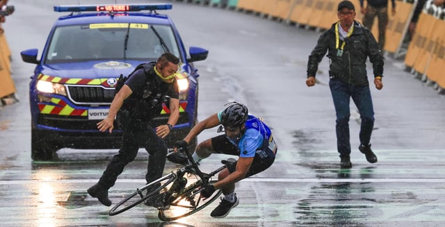 Ein Polizist schafft es, den Störer im Ziel zu Fall zu bringen