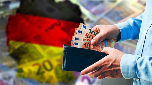 Deutschlandkarte und Person, die Geldscheine im Portmonnaie zählt