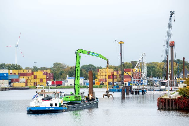 Der Bremer Industriehafen: Ein umstürzender Kran hat hier am Mittwoch ein Schiff versenkt. (Archivbild)