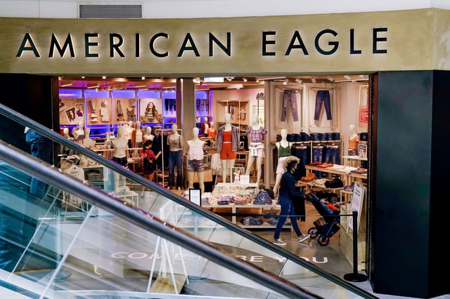 A view of an American Eagle Outfitters store in Arlington, Virginia, U.S., June 1, 2021. REUTERS/Erin Scott/File Photo