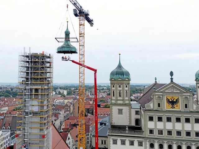 Sanierung Perlachturm / Abheben der Kuppel / Perrlachkuppel