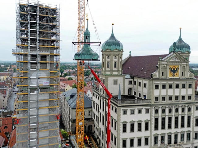 Sanierung Perlachturm / Abheben der Kuppel / Perrlachkuppel