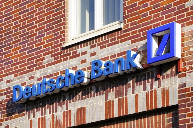 Investmentbanking, Deutsche Bank, Firmenlogo an einem Backsteinbau, Kundenwerbung