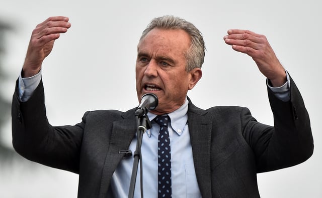 Robert F. Kennedy Jr., the nephew of former U.S. President John F. Kennedy, gestures as he speaks to the crowd during a demonstration against coronavirus disease (COVID-19) vaccinations, in Milan, Italy, November 13, 2021. REUTERS/Flavio Lo Scalzo