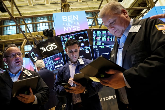 Traders work on the floor of the New York Stock Exchange (NYSE) in New York City, U.S., November 15, 2022. REUTERS/Brendan McDermid/File Photo
