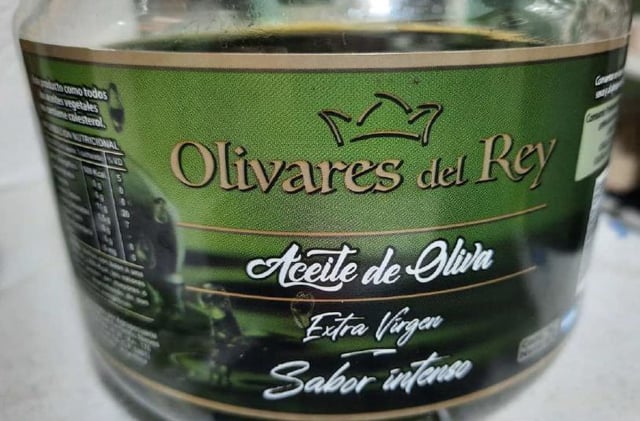 Aceite de Oliva prohibido por disposición del Anmat en todo el territorio nacional.  Marca: Olivares del rey. Elaborado en Cruz del Eje. (imágenes de Anmat)
