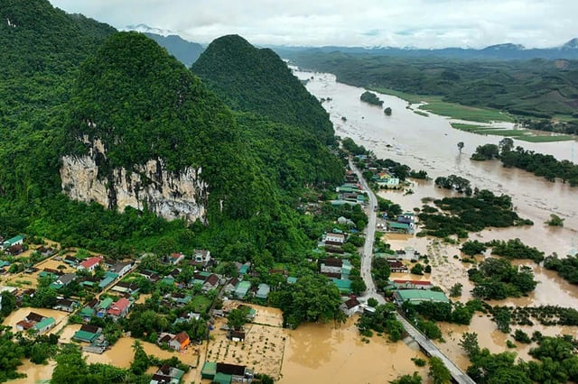 In Vietnam sind mindestens drei Menschen durch den Tropensturm "Wipha" ums Leben gekommen. Rettungskräfte suchen zudem noch nach einem Vermissten, wie die Regierung mitteilte. Landesweit stehen mehr als 3800 Häuser unter Wasser.