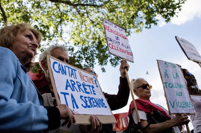 Manifestation en 2018 contre la tenue du concert de Bertrand Cantat au Zénith de Paris. Le parquet de Bordeaux a annoncé jeudi 24 juillet 2025 la réouverture d’une enquête « sur d’éventuels faits de violences volontaires » commis par le chanteur avant la mort de son épouse.