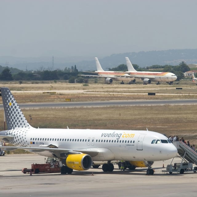 Ein Flugzeug der Fluggesellschaft Vueling am Flughafen in Valencia