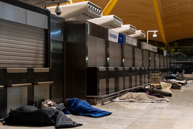 Hay cientos de personas durmiendo hace meses en el Aeropuerto de Barajas, en Madrid.