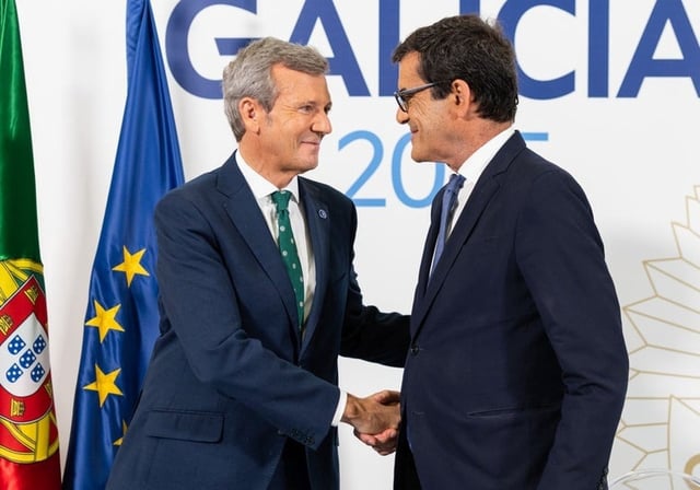 Alfonso Rueda junto al alcalde de Oporto, Rui Moreira, este jueves en la entrega de las Medallas de Galicia