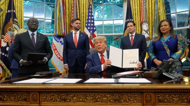 U.S. President Donald Trump meets with Congolese Foreign Minister Therese Kayikwamba Wagner and Rwandan Foreign Minister Olivier Nduhungirehe in the Oval Office, as U.S. Vice President JD Vance and Secretary of State Marco Rubio watch, in Washington, June 27, 2025 (AP photo by Manuel Balce Ceneta).