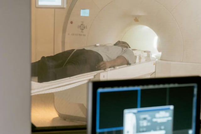 Un hombre murió delante de su esposa tras ser atrapado por una máquina de resonancia magnética. (Ilustrativa)