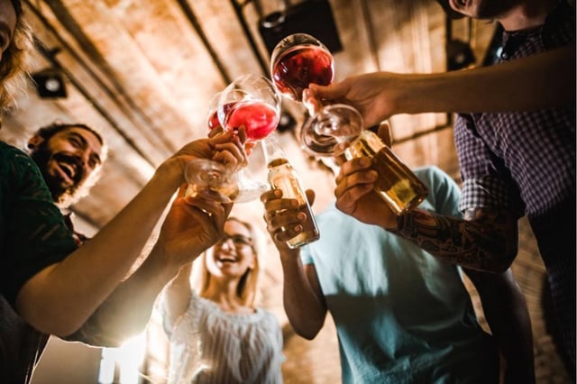 El tatuaje actúa en segundos y puede detectar incluso dosis mínimas de GHB en bebidas como cerveza, vodka o café, alertando sobre posibles intentos de sumisión química. (Europa Press)