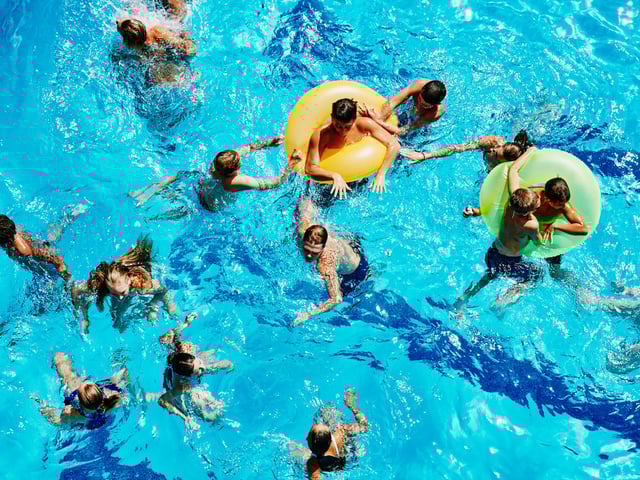 In einem Freibad in Selters sollen zwei Mädchen sexuell belästigt worden sein (Symbolbild)