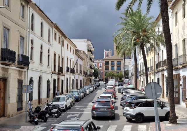 Temporal en el mar, llenazo en el pueblo: bulle el centro histórico de Xàbia (imágenes)