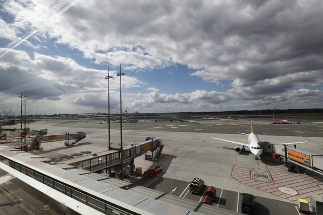 Am Hamburger Flughafen mussten am Donnerstag alle Starts und Landungen für 30 Minuten wegen einer außerplanmäßigen Landung einer Passagiermaschine der Fluggesellschaft KLM unterbrochen werden. 