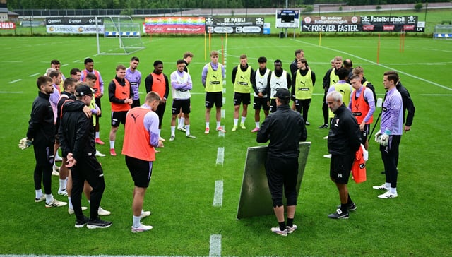 Die Mannschaft des FC St. Pauli bei einer Taktikbesprechung während des Trainings.