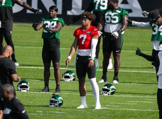 Jul 24, 2025; Florham Park, NY, USA; New York Jets quarterback Justin Fields (7) warms up during training camp at Atlantic Health Jets Training Center. Mandatory Credit: John Jones-Imagn Images