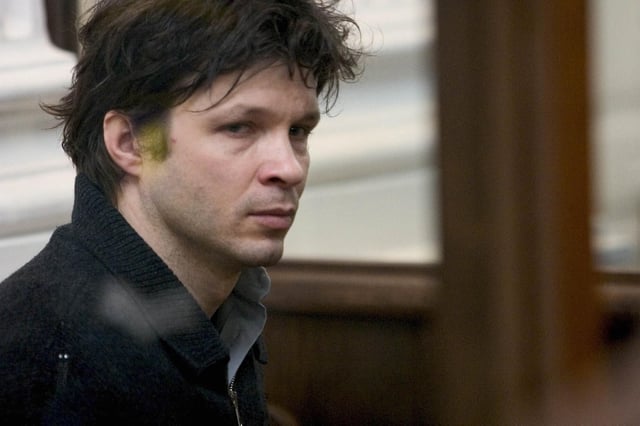 Bertrand Cantat, ici en 2004, lors du procès pour le féminicide de sa compagne Marie Trintignant, au tribunal de Vilnius en Lituanie.