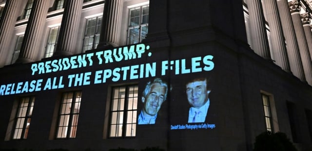 Un message demandant à Donald Trump de dévoiler les documents sur l'affaire Jeffrey Epstein à Washington le 18 juillet 2025