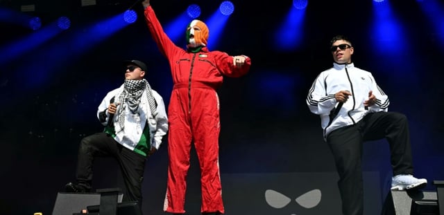 Le groupe nord-irlandais Kneecap sur la scène du festival de Glastonbury en Angleterre, le 28 juin 2025