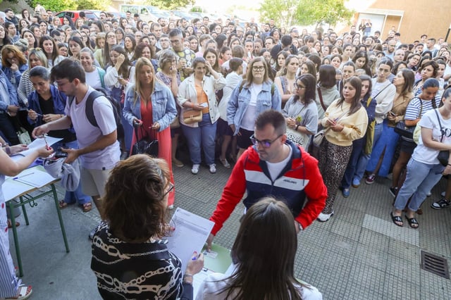 Aspirantes a las oposiciones de educación en el IES Lamas de Abade, en Santiago de Compostela.