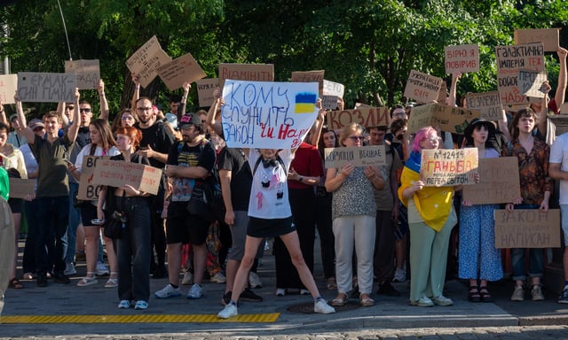 Des manifestants protestent contre une loi affaiblissant la lutte anti-corruption le 23 juillet à Kharkiv.
