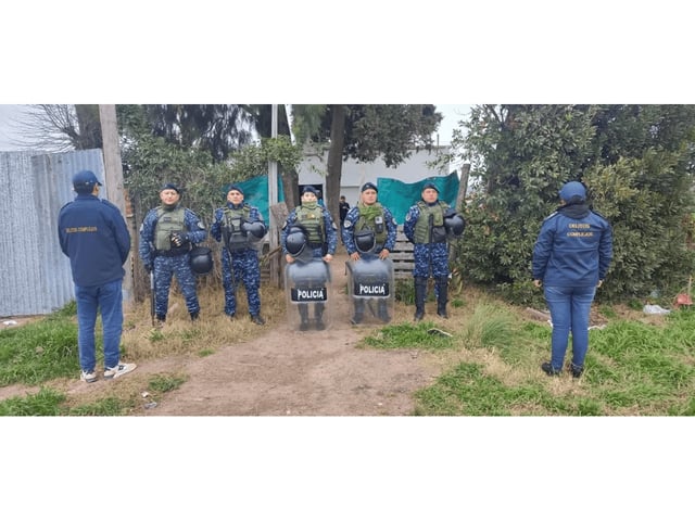 La policía en uno de los cuatro allanamientos en simultaneo.