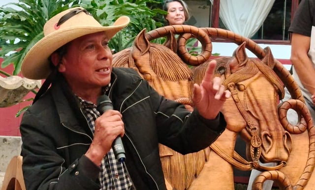 Sin déficit de madera para fabricar muebles en Pichátaro: artesano