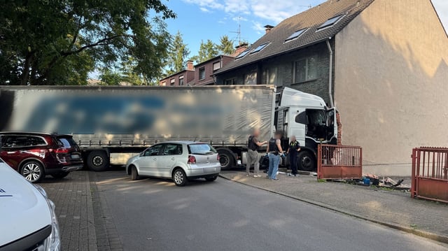 Oberhausen: Sattelschlepper fährt in Wohnhaus - zwei Tote