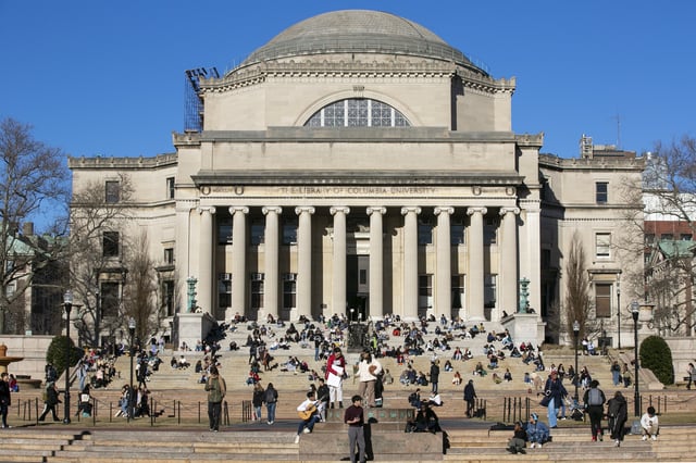 Los estudiantes se sientan en los escalones de entrada de la Biblioteca Low Memorial en el campus de la Universidad de Columbia en la ciudad de Nueva York