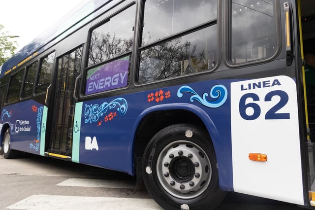 El gobierno porteño firmó una resolución para que los coches de colectivos nuevos incorporen energías renovables como combustible