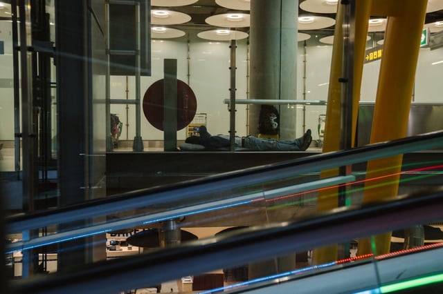 Un hombre pernocta en la T4 del aeropuerto de Madrid-Barajas.