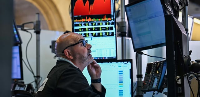 Un opérateur à la Bourse de New York, le 18 juillet 2025