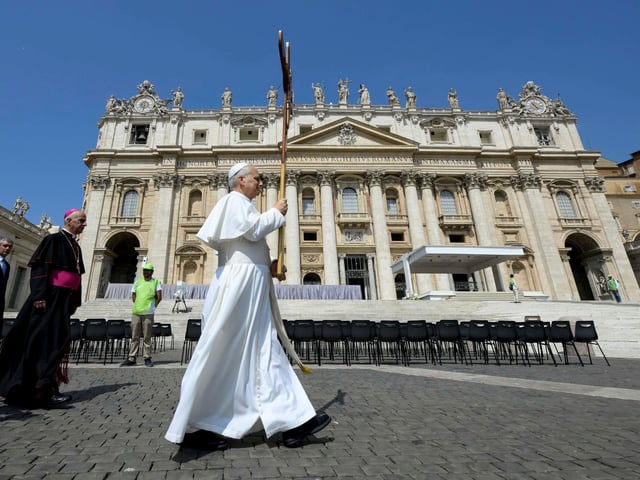 Vatican City (Vatican City State (Holy See)), 09/06/2025.- A handout picture provided by the Vatican Media shows Pope Leo XIV carrying a cross as he leads a procession from the Paul VI Audience Hall to Saint Peter's Basilica on the occasion of the Jubilee of the Holy See, in Vatican City, 09 June 2025. (Papa, Santa Sede) EFE/EPA/VATICAN MEDIA HANDOUT HANDOUT EDITORIAL USE ONLY/NO SALES