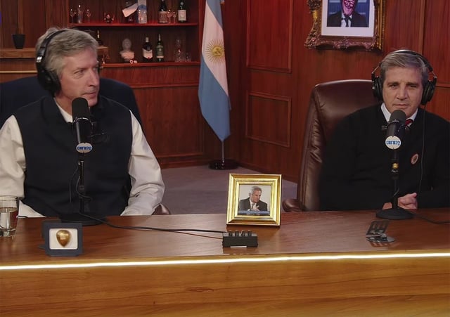 Santiago Bausili y el ministro Caputo, nuevamente presentándose en un programa oficialista de streaming, tras otra semana difícil