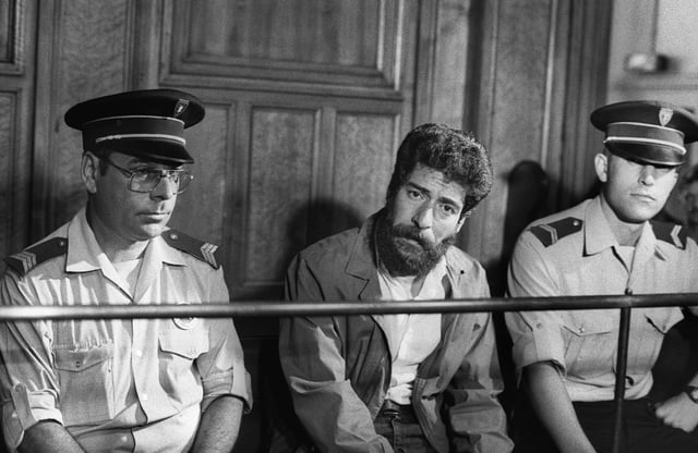 Photo prise le 3 juillet 1986 au Tribunal de Lyon du Libanais Georges Ibrahim Abdallah, condamné à la prison à vie en 1987 pour complicité d'assassinat de diplomates américain et israélien en 1982, et complicité de tentative d'assassinat d'un troisième en 1984