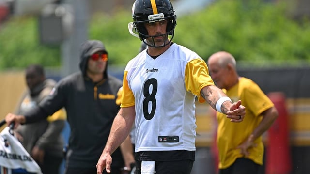Pittsburgh Steelers quarterback Aaron Rodgers (8) on the field during minicamp at UPMC Rooney Sports Complex on Thursday, June 12, 2025, in Pittsburgh. (Justin Berl/Getty Images/TNS)