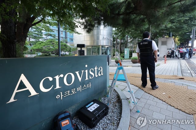 Media crew wait outside the home of former first lady Kim Keon Hee and former President Yoon Suk Yeol in southern Seoul on July 25, 2025, as a special counsel team attempts to carry out a search and seizure. (Yonhap)
