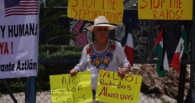 Una activista protestó afuera de la Embajada Americana para exigir justicia por los migrantes detenidos por orden de Donald Trump, presidente de los Estados Unidos de América, en redadas en Los Ángeles. Foto: Graciela López, Cuartoscuro