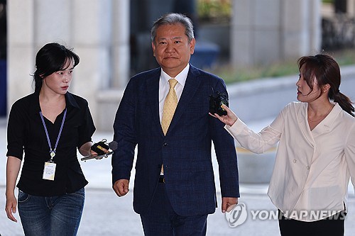 Former Interior Minister Lee Sang-min (C) appears for questioning by a special counsel team at its office at the Seoul High Prosecutors' Office in southern Seoul on July 25, 2025. (Yonhap)