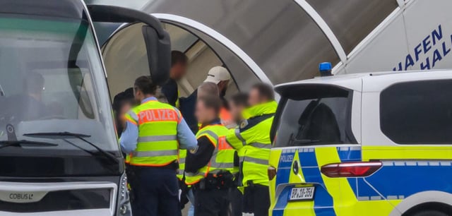 Vorbereitung eines Abschiebeflugs am Flughafen Leipzig/Halle
