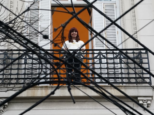 Cristina Fernández de Kirchner sale a saludar al balcón su casa en San José 1111 el día la independencia 
Fotos Emmanuel - FTP CLARIN EMA09624_1.JPG Z EFernandz Efernandez